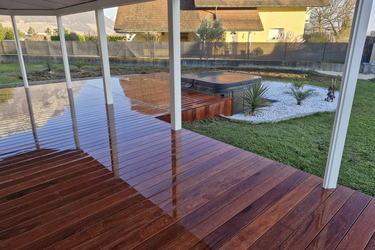 Terrasse couverte en bois exotique