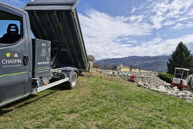 Camion et mini-pelle Charpin sur chantier