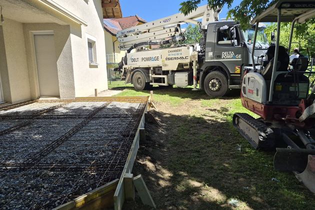 Préparation et coulage d’une dalle béton ferraillée avec camion-pompe
