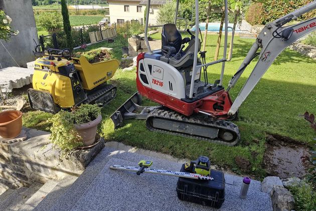 Engins de terrassement dans un jardin