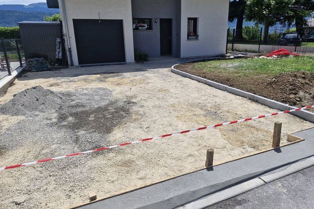 Préparation d’une cour et pose de bordures
