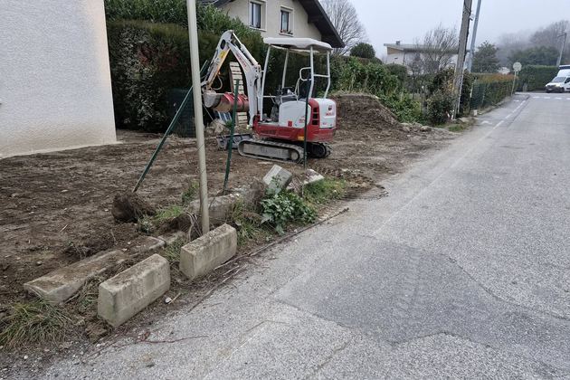 Terrassement à la mini-pelle en bord de voirie