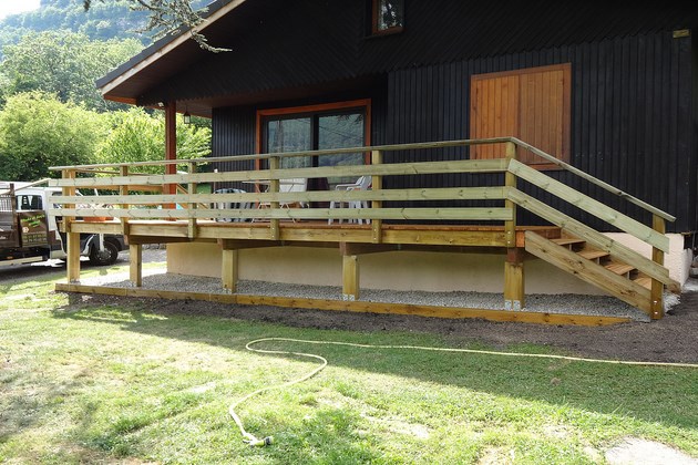 vue jardin  terrasse en bois