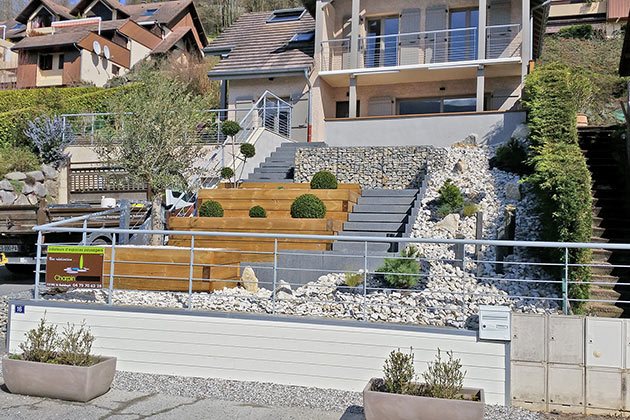 Jardin avec jardinieres en cascade