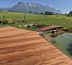 Terrasse en bois au bord d’un bassin naturel en Savoie