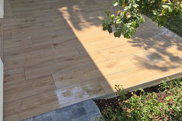 Dallage effet bois prolongé par des pavés