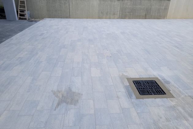 Dallage de terrasse avec grille d’évacuation