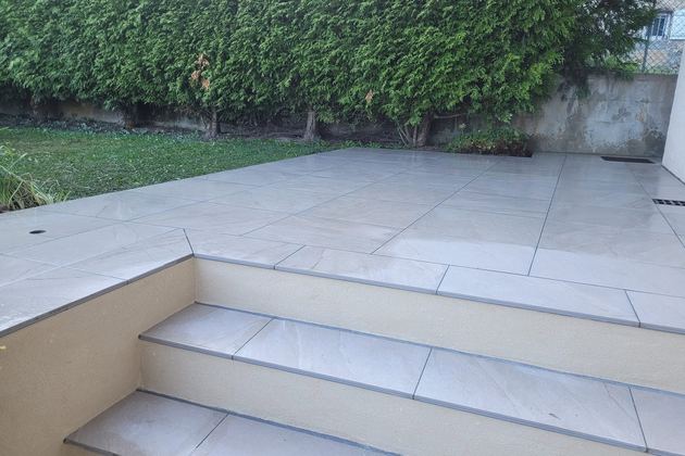 Escalier extérieur habillé de dalles claires