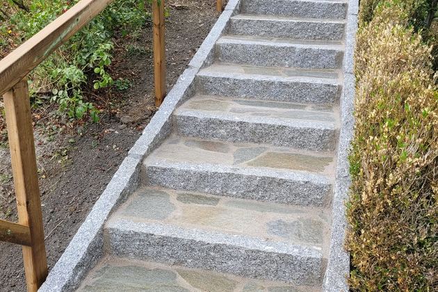 Escalier en pierre dans un jardin en pente