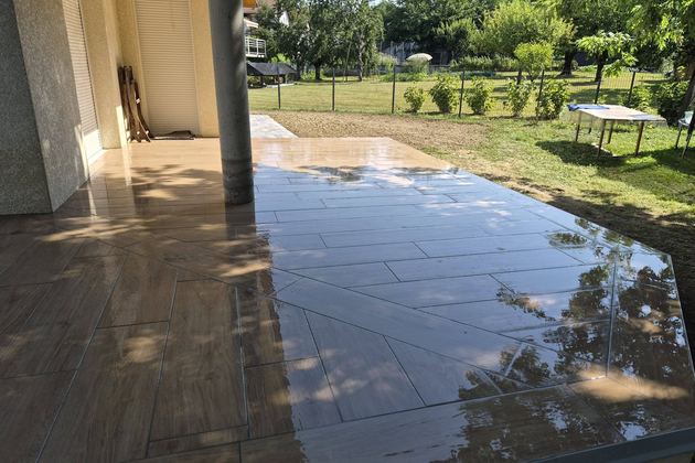 Terrasse couverte en dallage effet bois