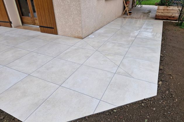 Terrasse dallée en angle le long de la maison