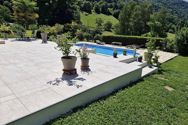 Grande terrasse dallée surplombant le jardin