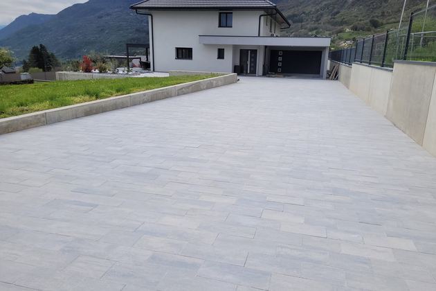 Vaste terrasse dallée devant une maison neuve en Savoie