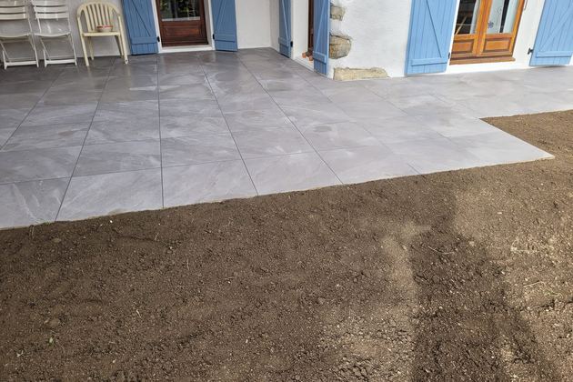 Terrasse en dalles gris clair avant engazonnement