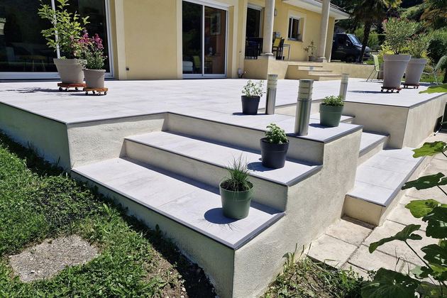 Terrasse surélevée et escalier habillés de dalles