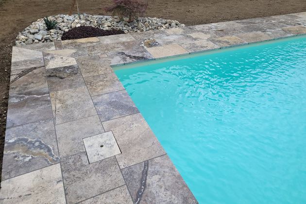 Détail d’une plage en travertin